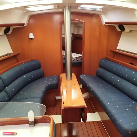 Botel Cruising Boat For Up To 6 People In Masnou