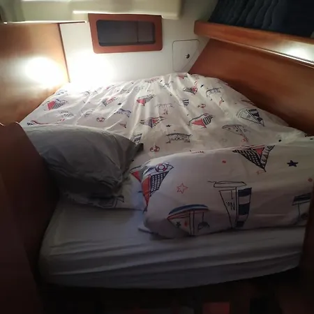 Botel Cruising Boat For Up To 6 People In Masnou *